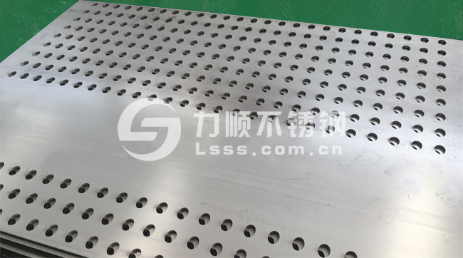 不(bú)鏽鋼多孔板激光切(qiē)割(gē)