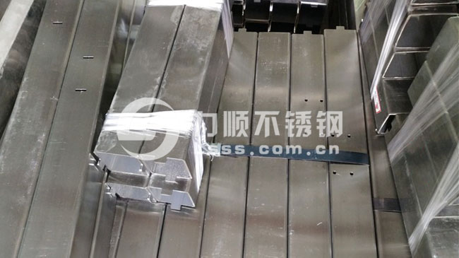 激光切割鋼管 方管激光切(qiē)割