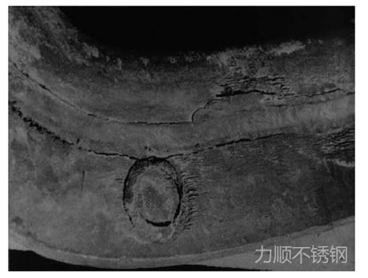 使用在硫酸酸洗液(yè)中(zhōng)的AISI316鉤具(jù),其焊縫周圍發生的晶間腐蝕