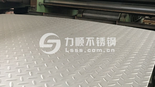 熱軋304花紋(wén)板,扁豆型(xíng)花紋板,整平後表麵平整度(dù)好
