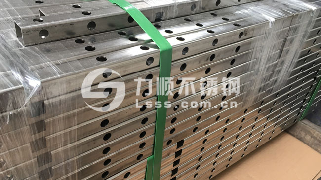 304不(bú)鏽(xiù)鋼方管切割