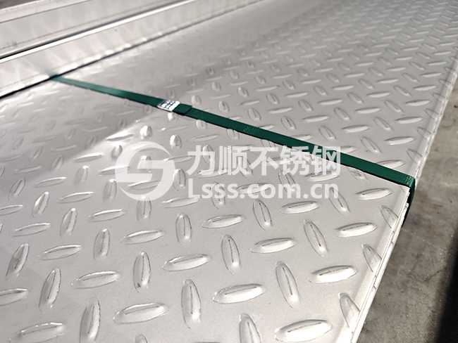 花紋板樓梯踏(tà)步 不鏽鋼防滑板 扁豆花 花紋板樓梯踏步 不鏽鋼防滑板 扁豆花